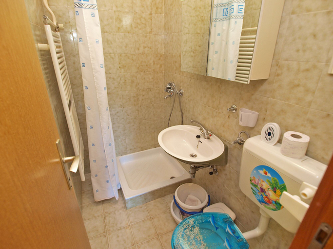 Bathroom 3, Apartment 911, Labin