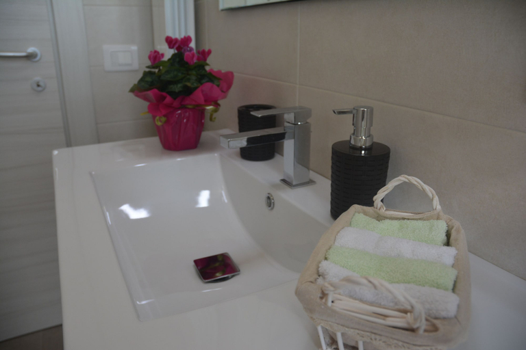 Bathroom 5, Art B&B, Caltanissetta
