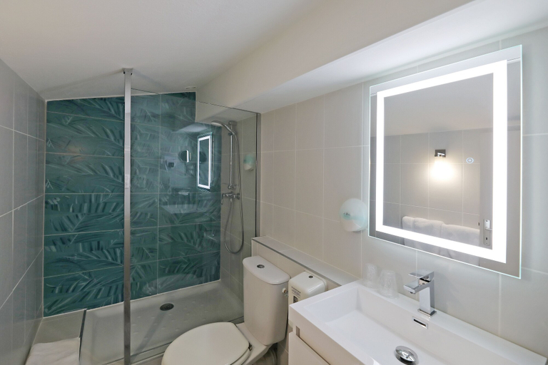 Bathroom 5, Hotel Les Pasteliers, Tarn