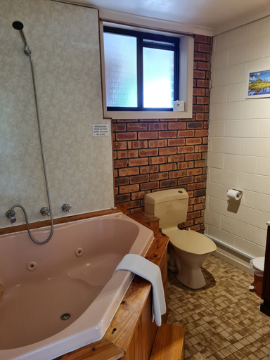 Bathroom 4, Toora Lodge Motel, South Gippsland - East