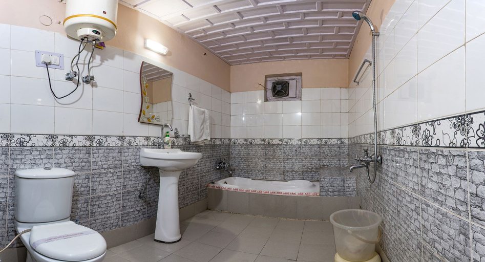 Bathroom 4, Parvati Kuteer, Kullu