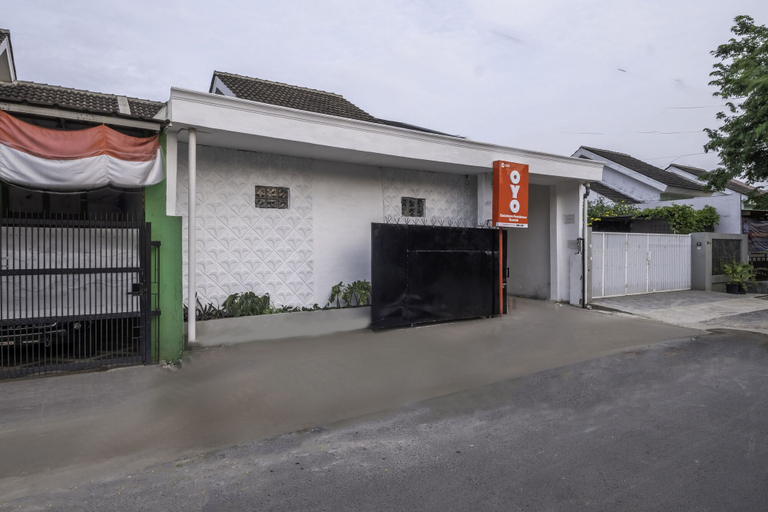 Exterior & Views 2, OYO Life 2391 Baladewa Residence Syariah, Karawang