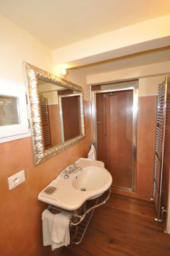 Bathroom 4, Gellino, Arezzo