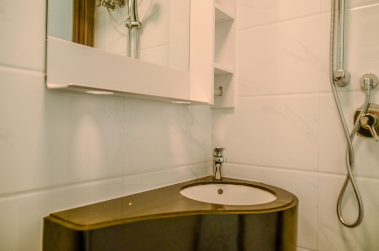 Bathroom 5, Comfortable Studio With Pool View At Sky House Bsd Apartment, South Tangerang