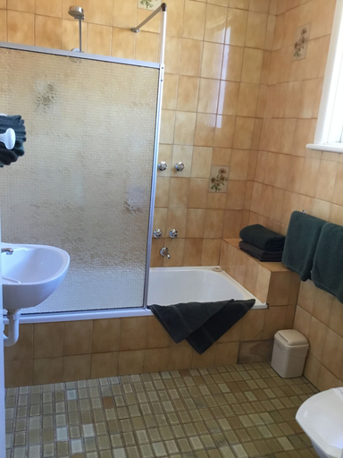 Bathroom 4, Campbell St Lodge, Mount Alexander - C'maine