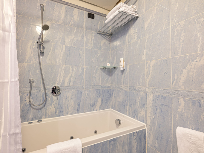 Bathroom 5, Active Hotel Paradiso, Verona
