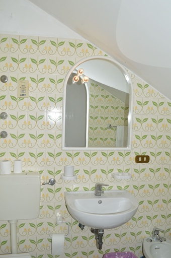 Bathroom 5, Hotel Polito, Napoli