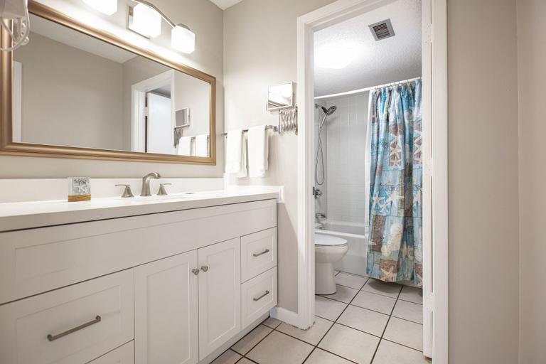 Bathroom 3, Summerhouse B408, Bay