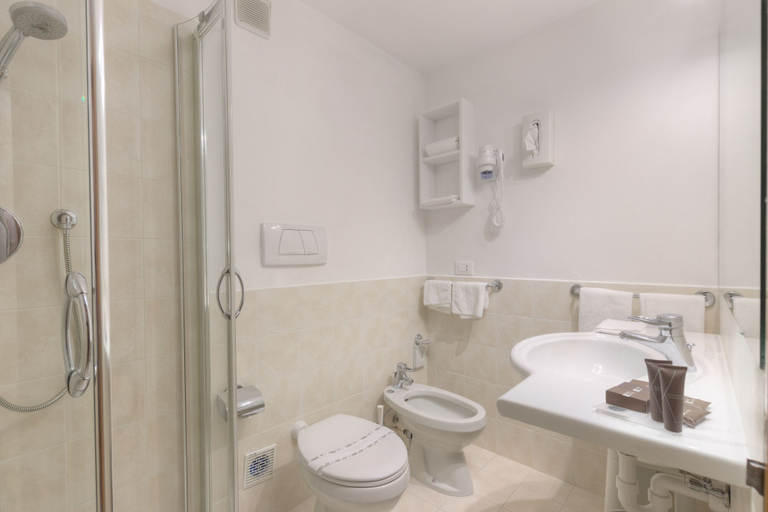 Bathroom 4, Style Grifone, Trento