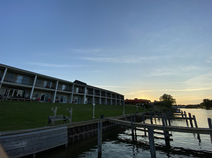 Exterior & Views 3, Fleetwood Inn & Suites, Cheboygan