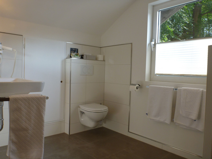 Bathroom 3, Romantik Waldhotel Mangold, Rheinisch-Bergischer Kreis