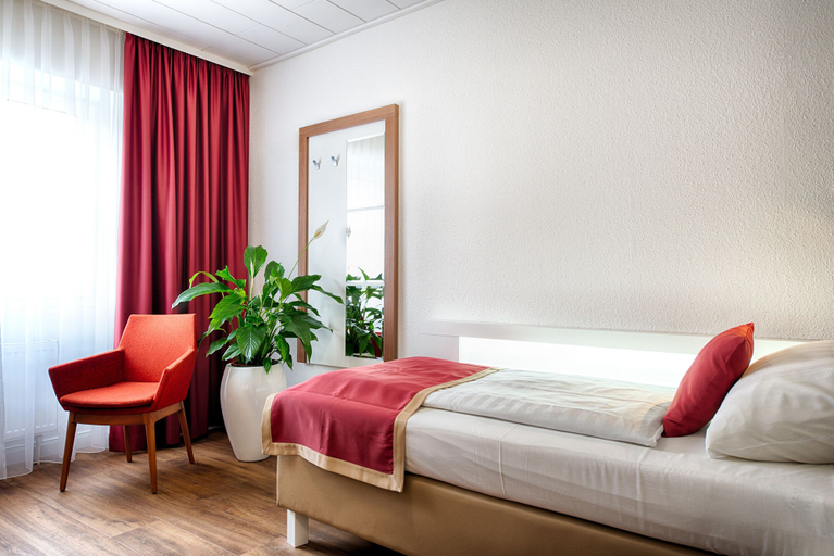Bedroom 5, Hotel Senator, Dortmund