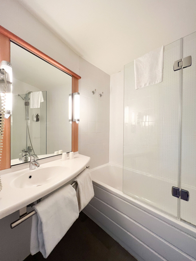Bathroom 5, ibis Barcelona Ripollet, Barcelona
