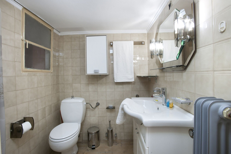 Bathroom 2, Studio Next to Agios Nikolaos Church, Attica