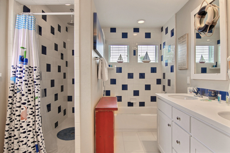 Bathroom 3, Endless Summer, Nueces