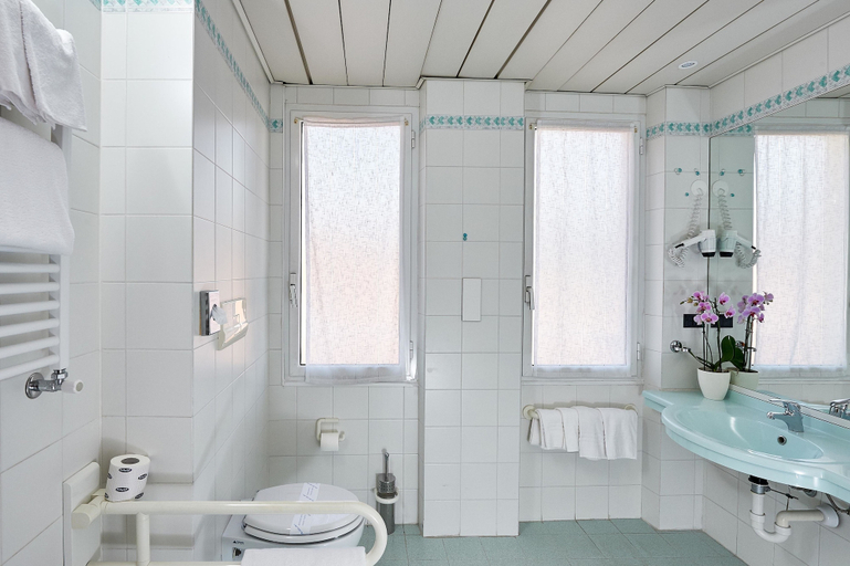Bathroom 5, Hotel Croce di Malta, Imperia