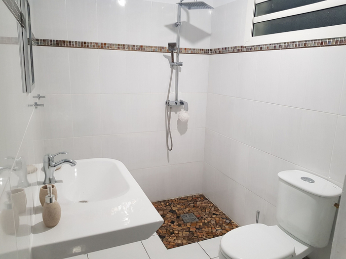 Bathroom, The Island Paradise, Baillif