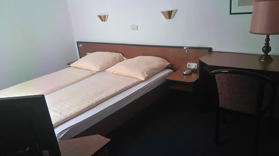 Bedroom 2, Hotel Loewensteiner Hof Haus am Neuplatz, Main-Tauber-Kreis