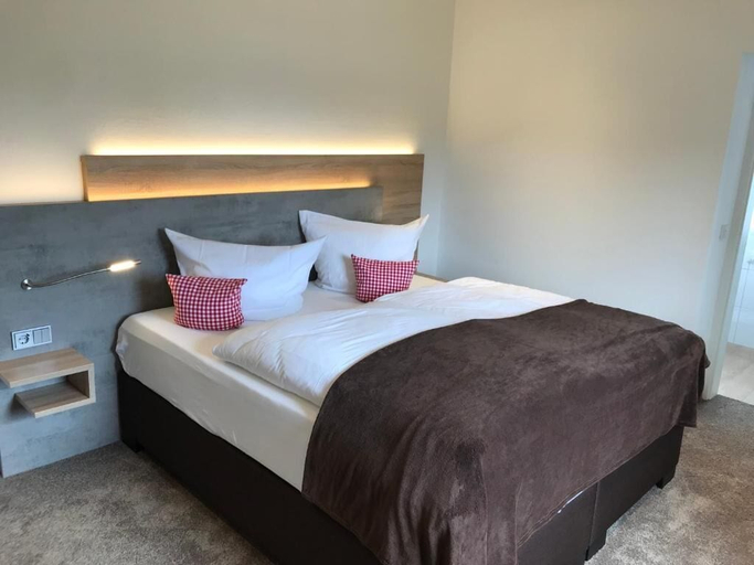 Bedroom 3, Hotel-Restaurant Zum Karpfen, Miltenberg