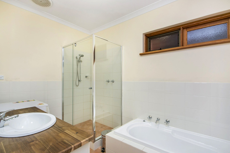 Bathroom 5, Coranda Lodge, Armadale