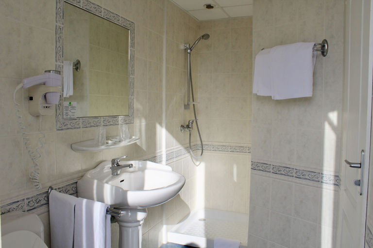 Bathroom 4, Hôtel Sainte Marie, Hautes-Pyrénées