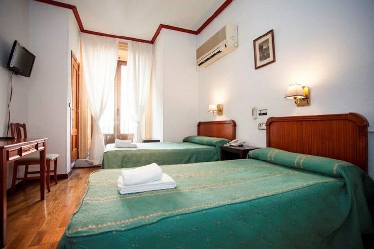 Bedroom 2, Pensión Carrera, Madrid