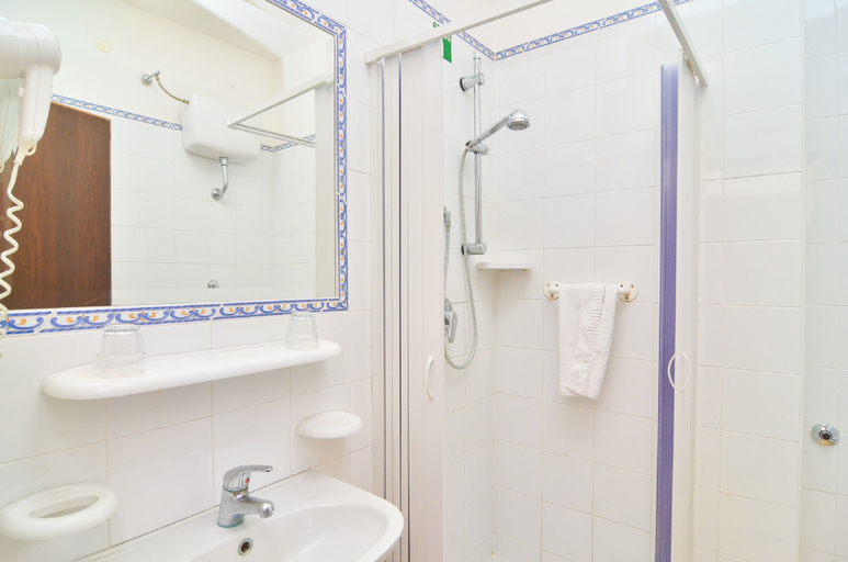 Bathroom 5, Hotel Bristol Terme, Napoli