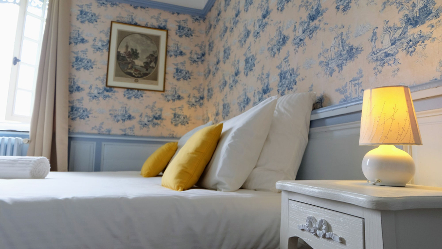 Bedroom 5, Château d'Aigneville, Somme