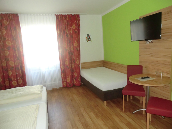 Bedroom 2, Hotel Pension Haydn, München