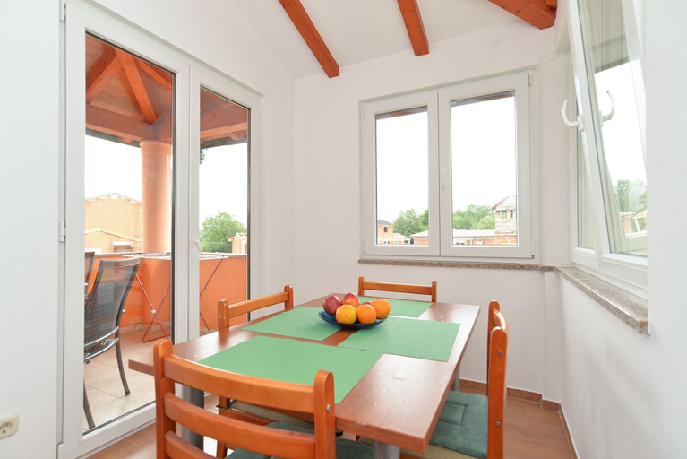 Others 4, Apartment 1985, Pula