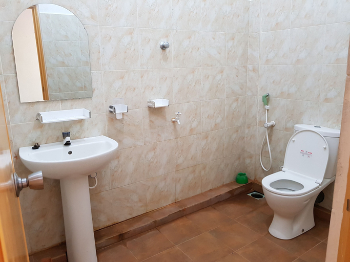 Bathroom, Hotel Alas Garden, Trincomalee Town and Gravets