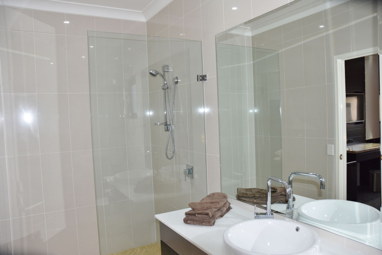Bathroom 5, Western Downs Motor Inn, Murilla