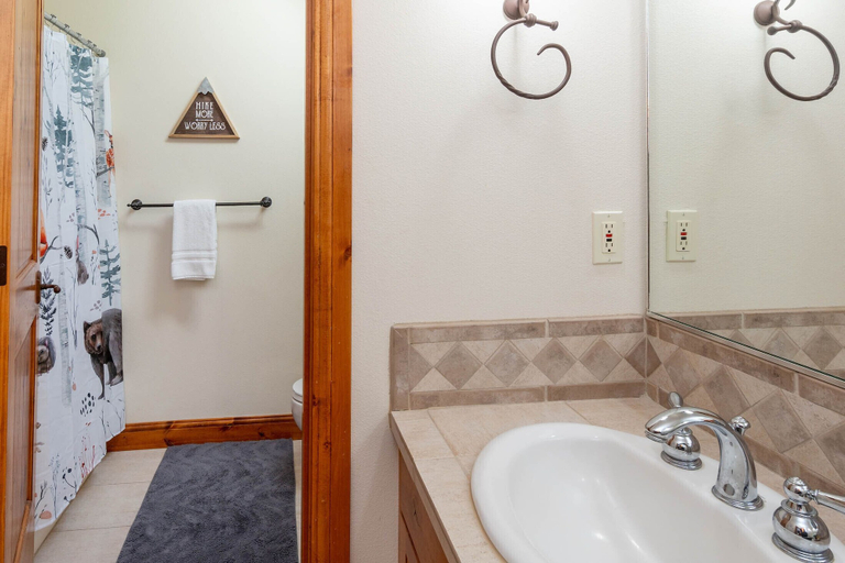 Bathroom 4, Aquila Lodge 5, Deschutes