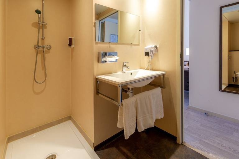 Bathroom 5, Contact Hôtel - Terminus Saint Charles, Bouches-du-Rhône