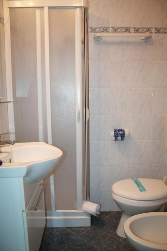 Bathroom 4, Bed and Breakfast Brezza Marina e Ristorante Shoreline, Ragusa