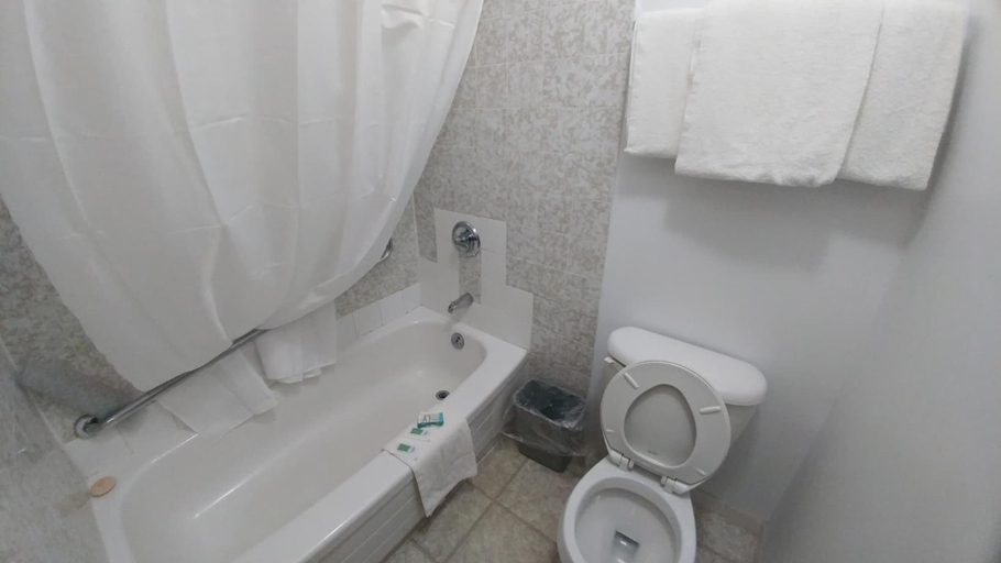 Bathroom 5, Northlander Motel, Algoma