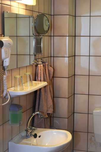 Bathroom 5, Hotel Stockumer Hof, Unna