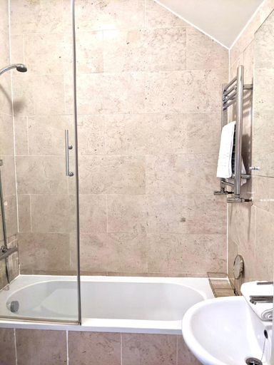 Bathroom 2, Regent Street apartments, Cambridgeshire