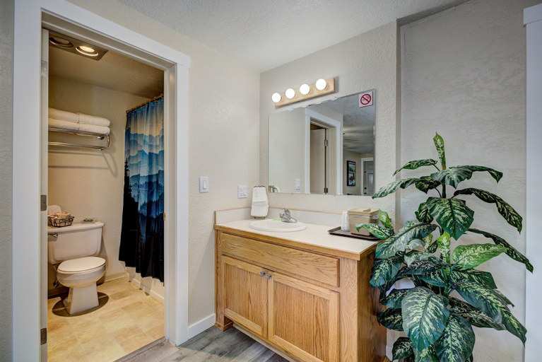 Bathroom 3, Weiser Motel & RV Park, Washington