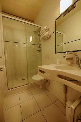 Bathroom 3, Le Ruisseau, Val-de-Marne