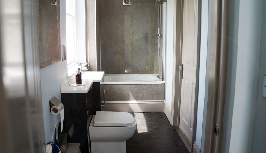 Bathroom 5, The Globe Angle, Pembrokeshire