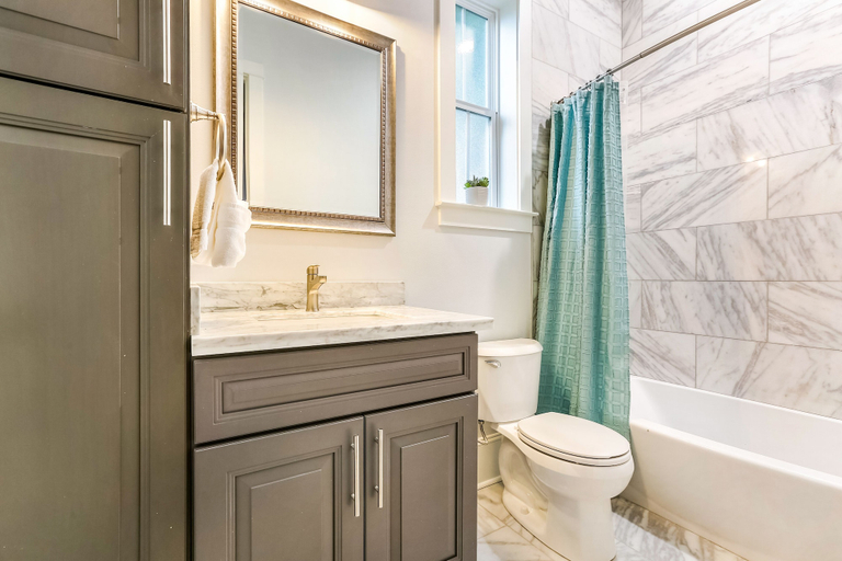 Bathroom 3, Spacious 5 BR Retreat with Pool - Near It All, Orleans