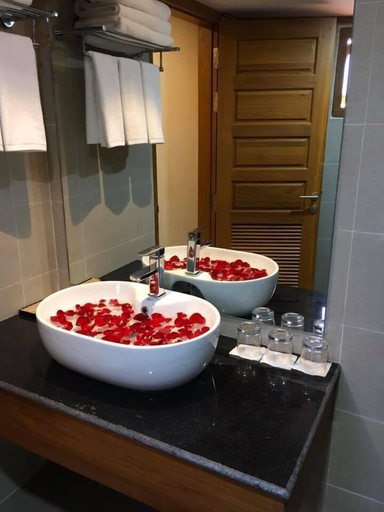 Bathroom 4, Ngapali Win Hotel, Thandwe