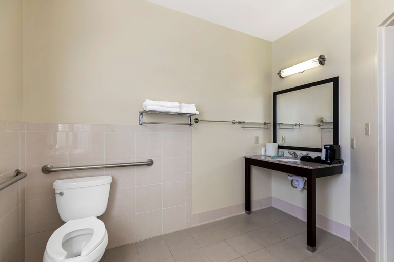 Bathroom 5, Best Western Pioneer, Niobrara