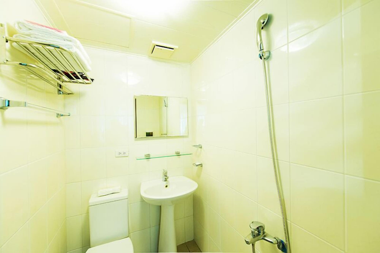 Bathroom 4, Yizhong Street Meets Summer, Taichung