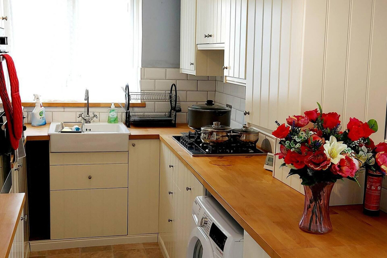 Others 5, Beautiful 3-bed House in Chatham, Medway