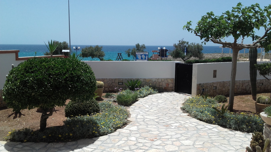 Others 5, Villa Solare con piscina fronte mare, Lecce