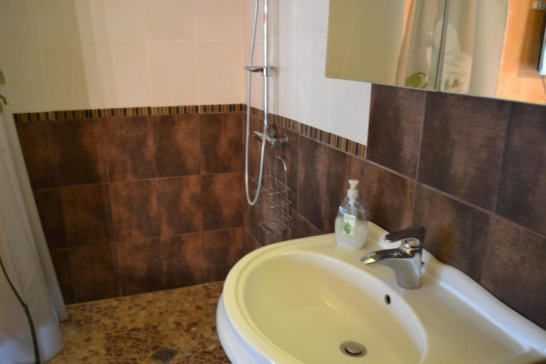 Bathroom 5, Aux Orangers, Charente