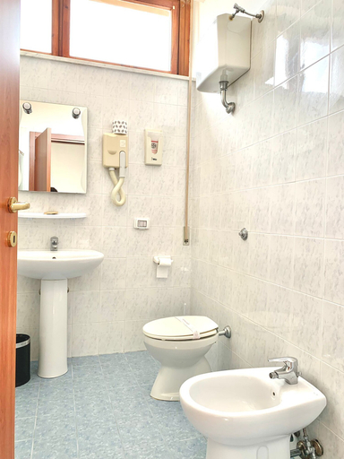 Bathroom 5, Oasi San Francesco, Roma