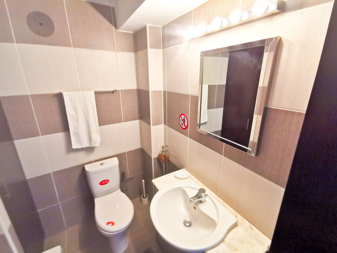 Bathroom, Promenade Breeze City Apartment, Larnaca